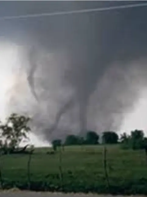 Tornadodaisuki의 EF5 の竜巻から逃げろ