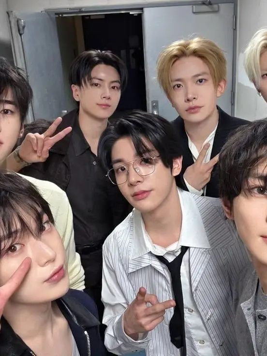 PointyFence9462의 midnight confessions in the groupchat