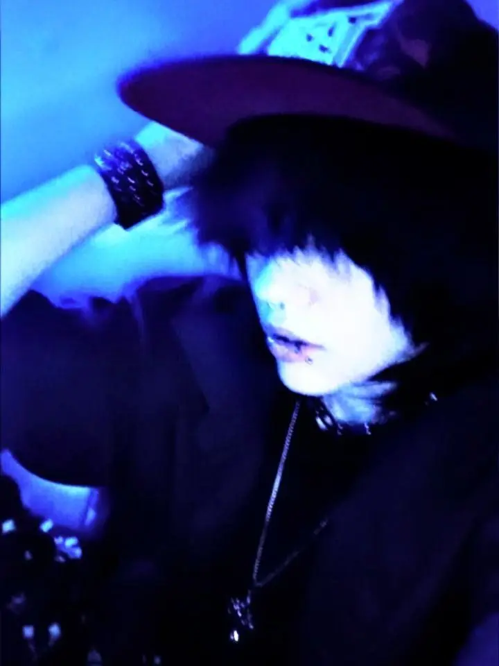 WaryQuest6204의 Emo best friend