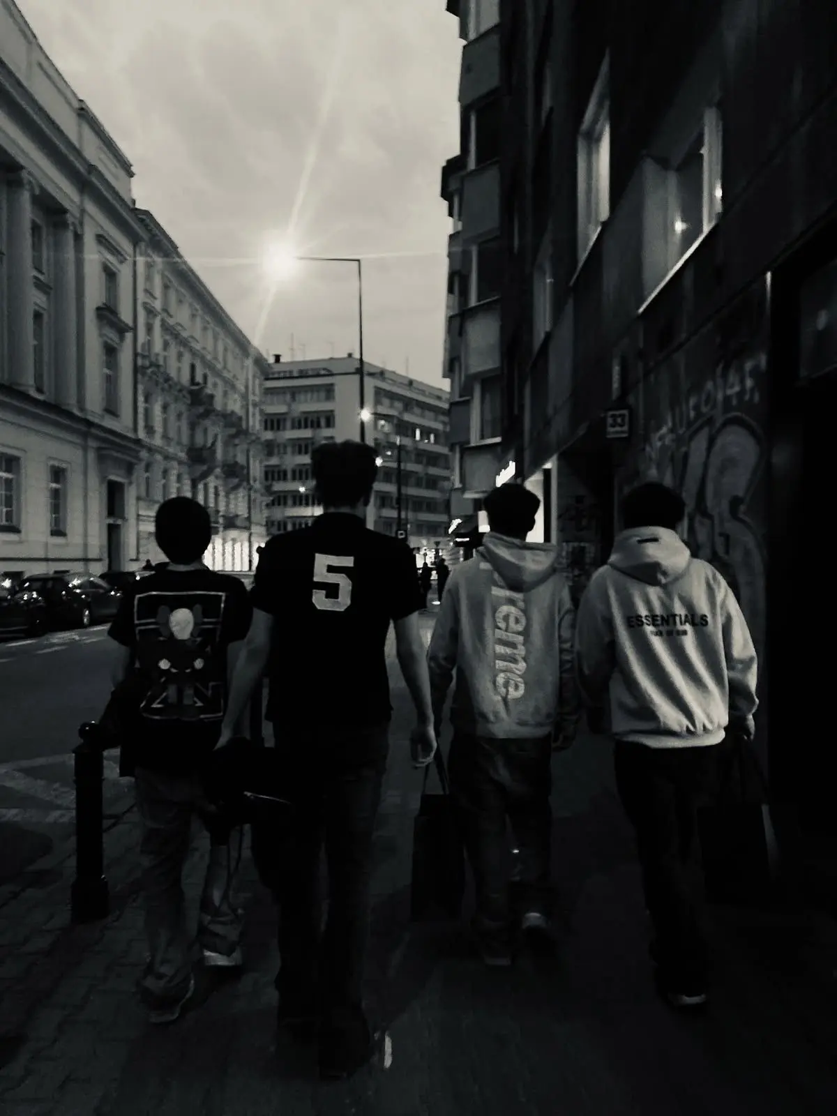 BusyOribi7087의 Four Boys, One Girl