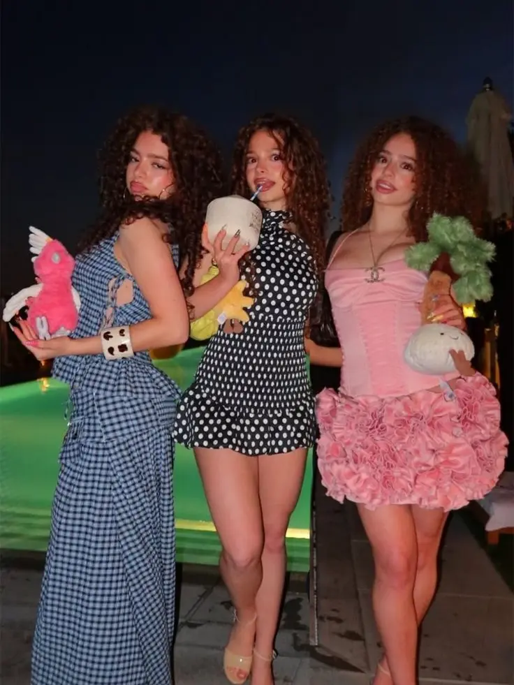 zjay의 Kalogeras sisters
