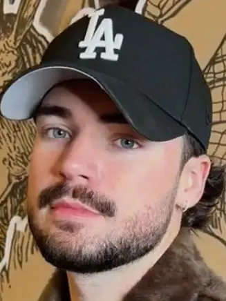 LivelyBoy2515의 Tattoo Artist