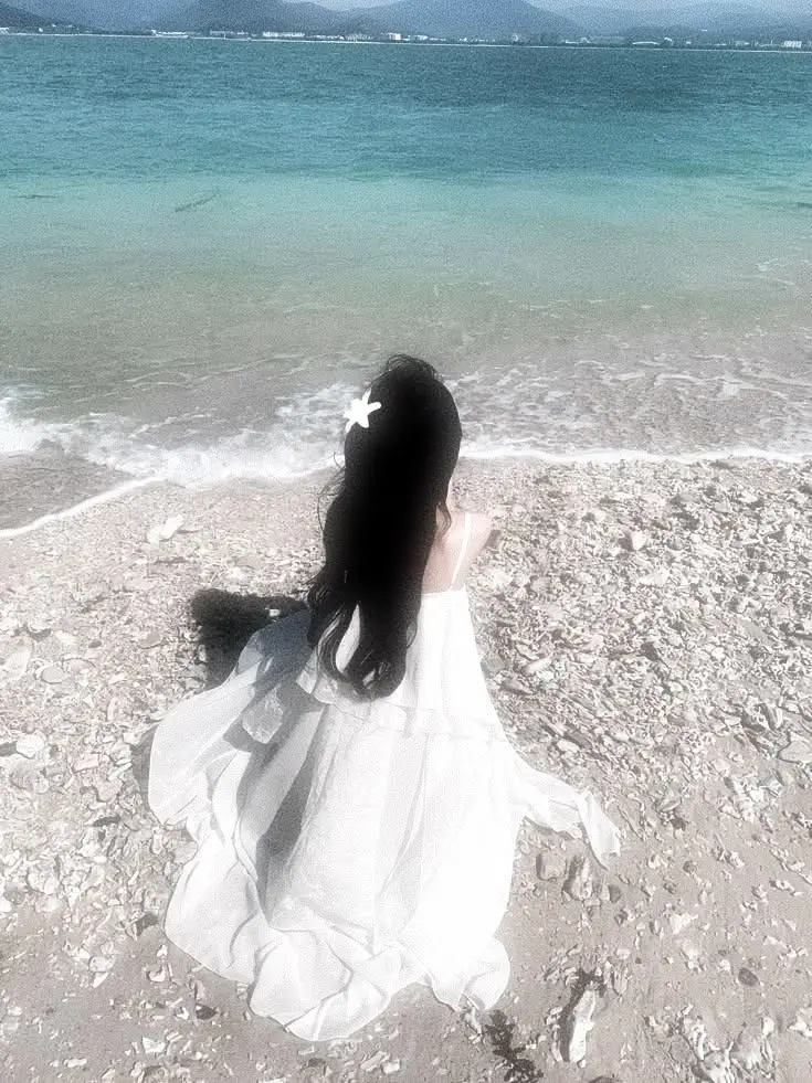 Fawnieloves_의 A mermaid in the water
