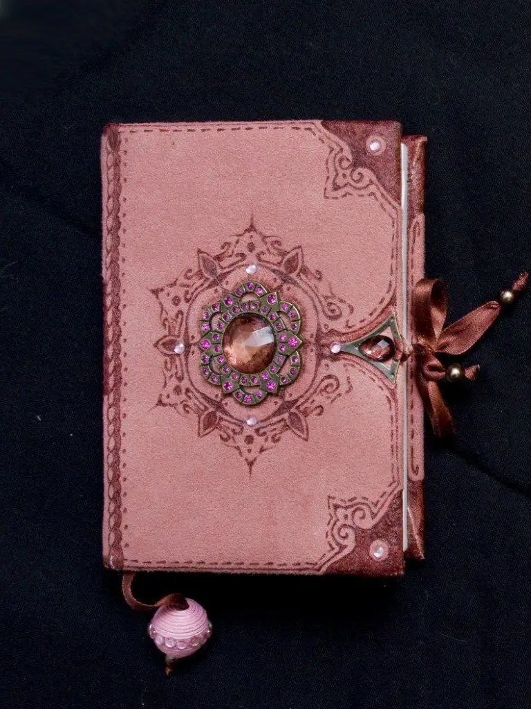 sky2lotus의 magic book that does anything u write in it