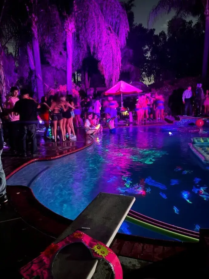 PoeticFort1956의 Pool PARTY 🥳 🎉