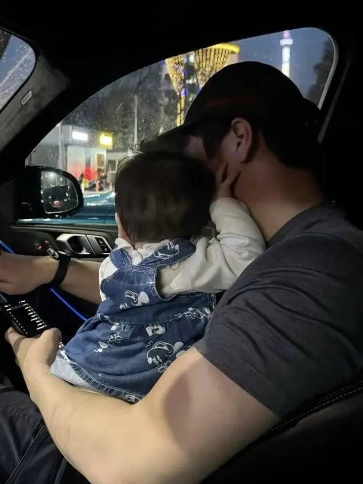 ArdentIbex6001의 Different dads, same mom