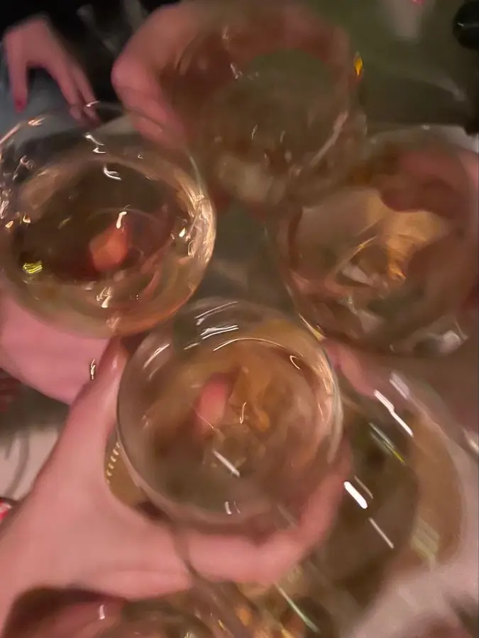 GloomyBolt2356의 오빠 다섯 명과 술 한잔 짠🍻