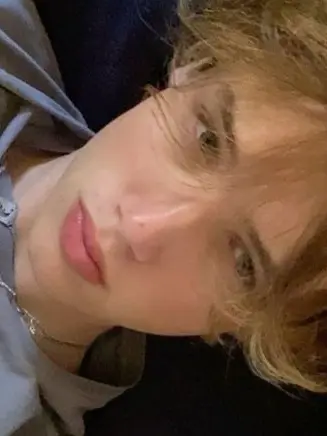 Cinder의 You have to sit on your best friend's lap