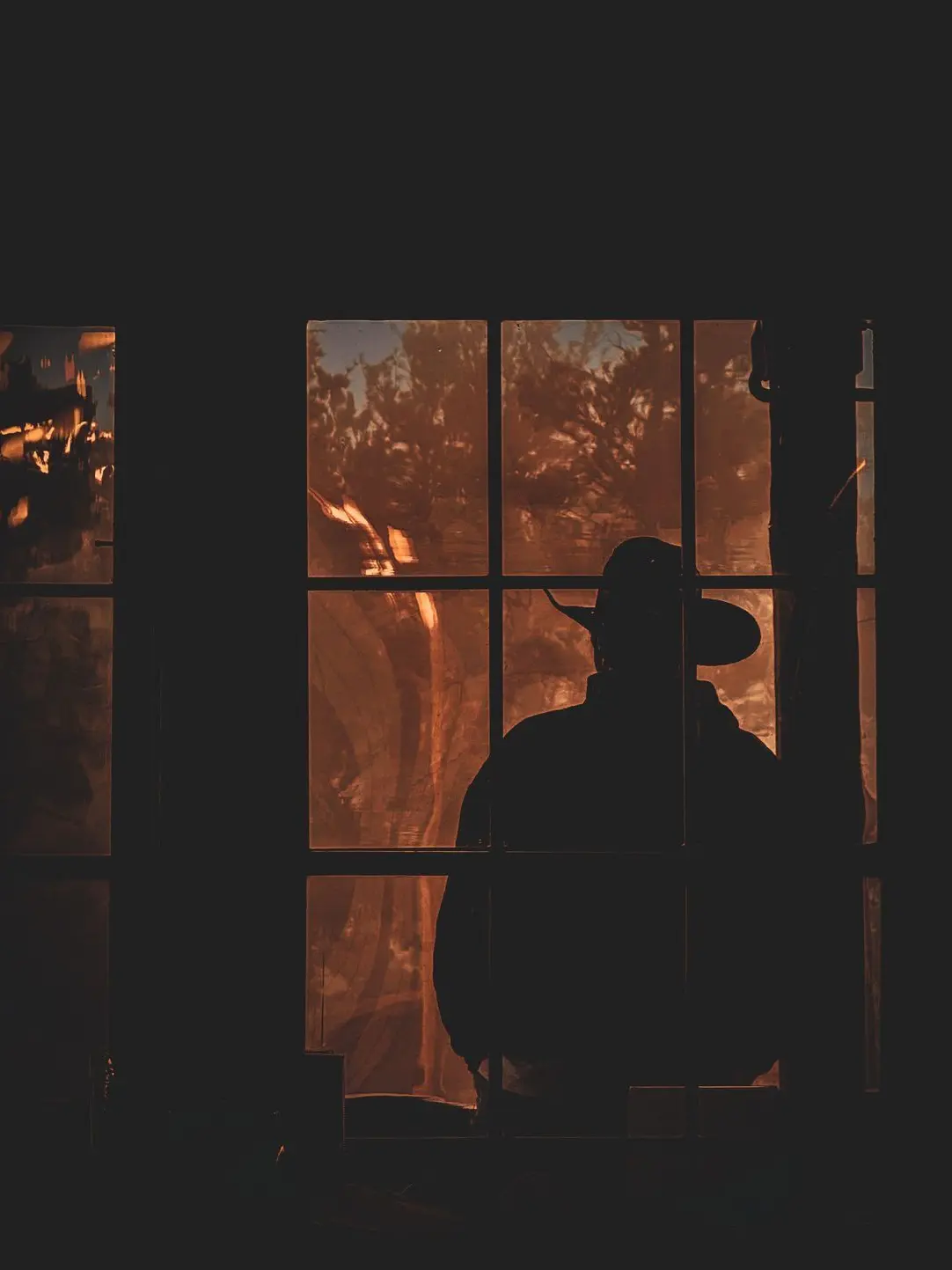 trxnspxrency의 Whispers Behind Saloon Doors