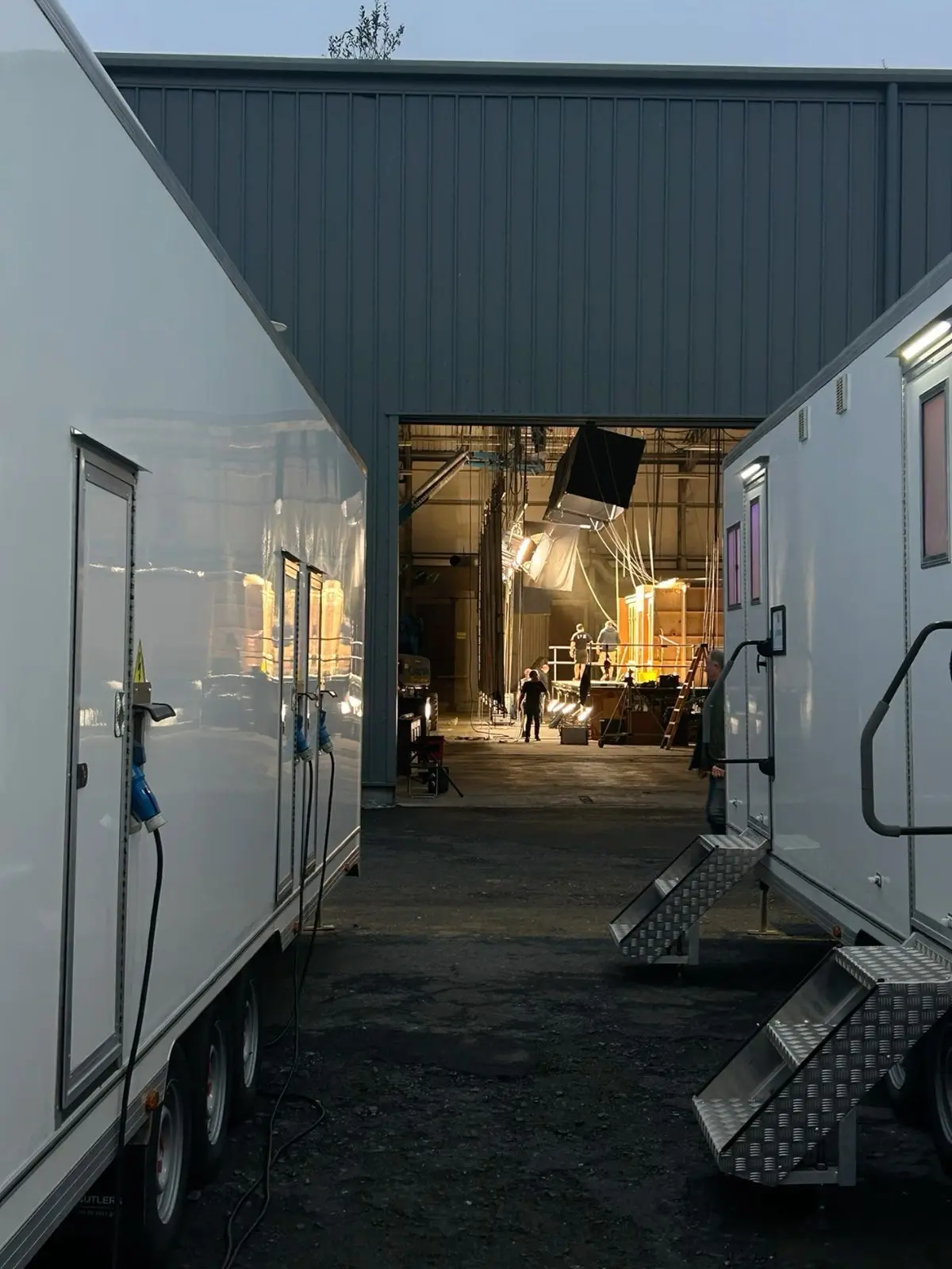etherealunicorngirl의 Between The Scenes | A WLW story