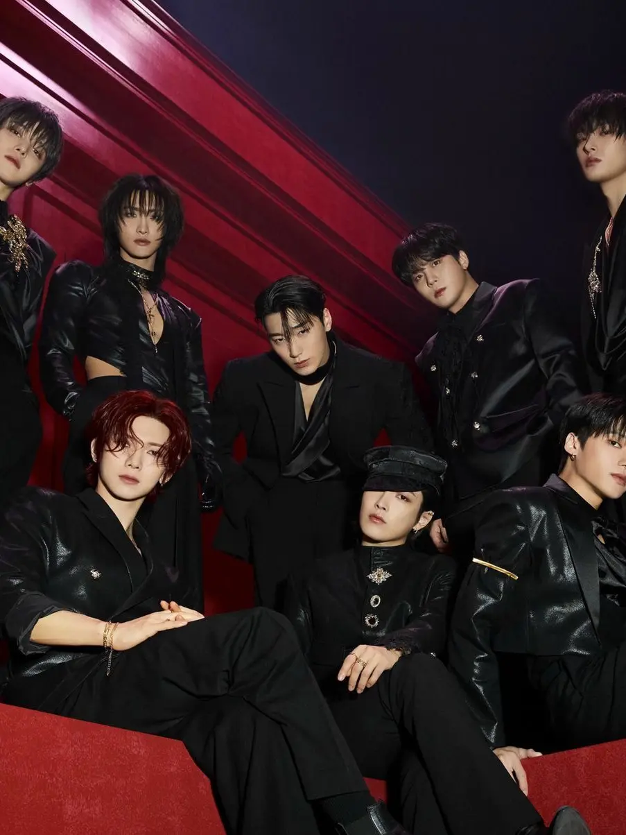 HarshAinu9387의 8 guys at a circus