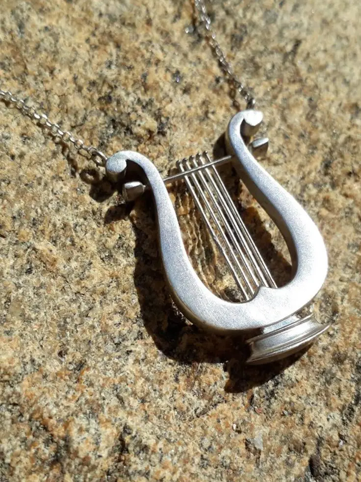 bbdhveh의 비단뱀과 음악, 태양의 신.