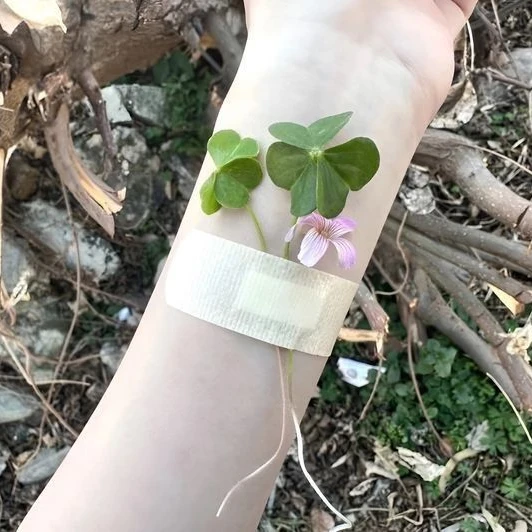 "엄마가 너랑 놀지 말래. . ."