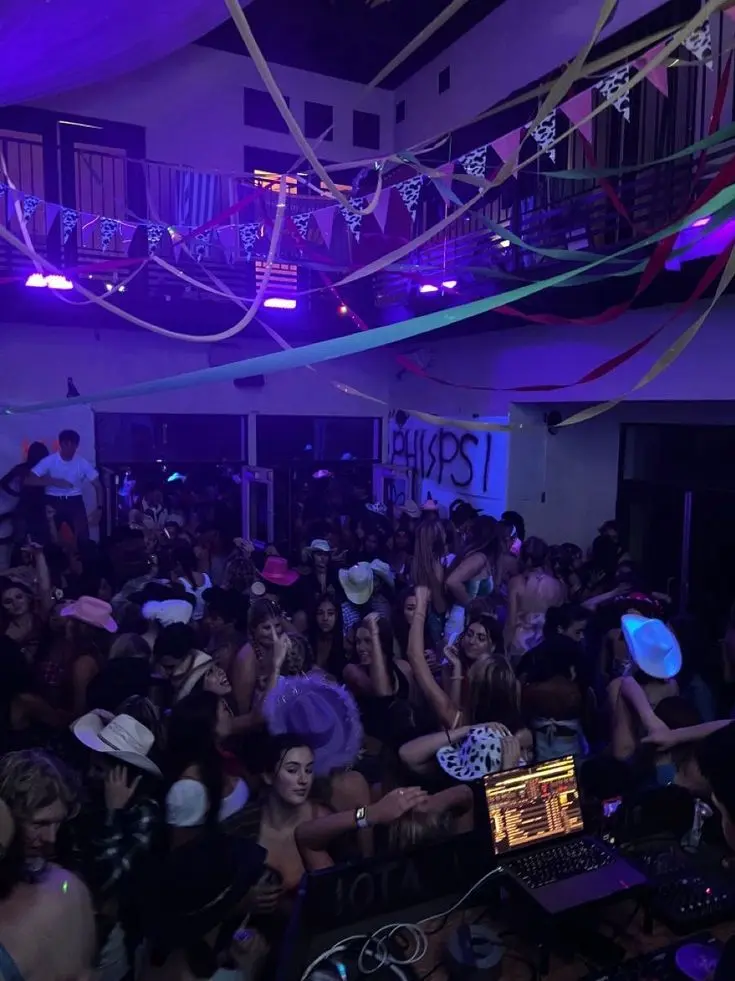 luvpinkdreams의 Halloween Party (Friend Group)