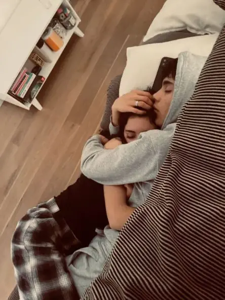 CloseMolto4829의 Cuddling the nerd you bully..?
