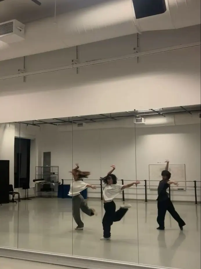 LovelyDiary3804의 Mirror at Studio B