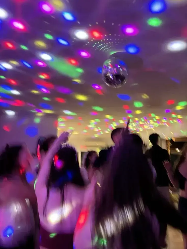xoxostargirl의 sparks at the party.