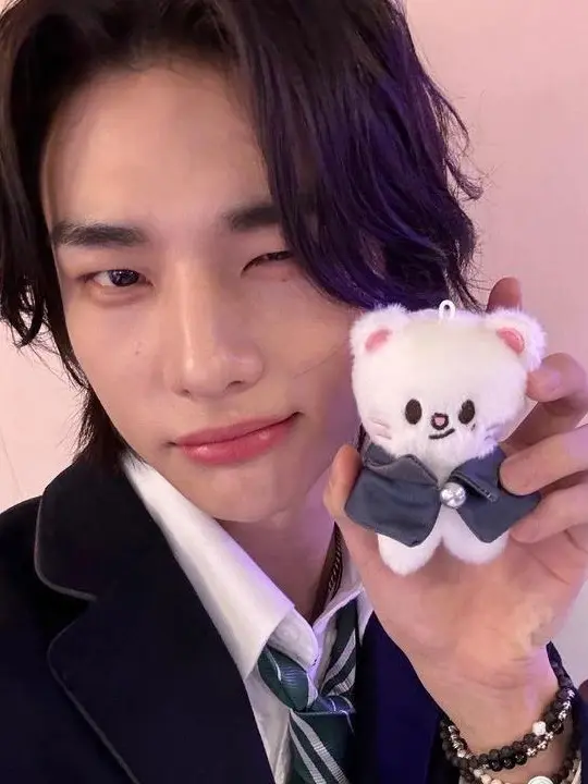 nyxie143의 hyunjin at your school for a fanmeet