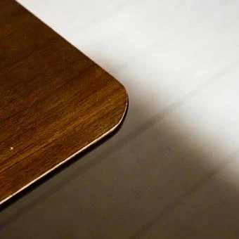 机の角で……？♡