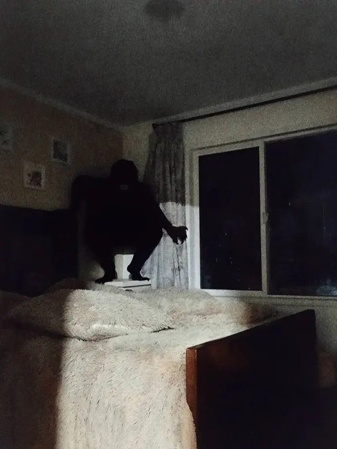 LankyRival7887의 アパートに佇む一つの影。