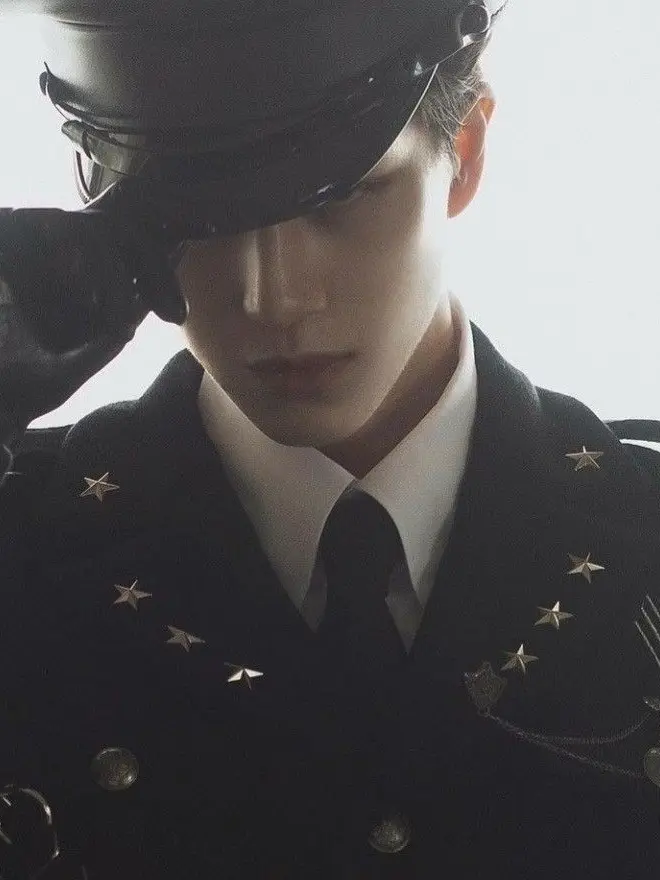 ClassyElbow8338의 Solider. Enemy to lovers.