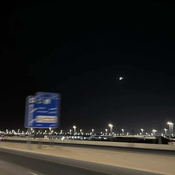 夜 遅 く に  ＿  ．