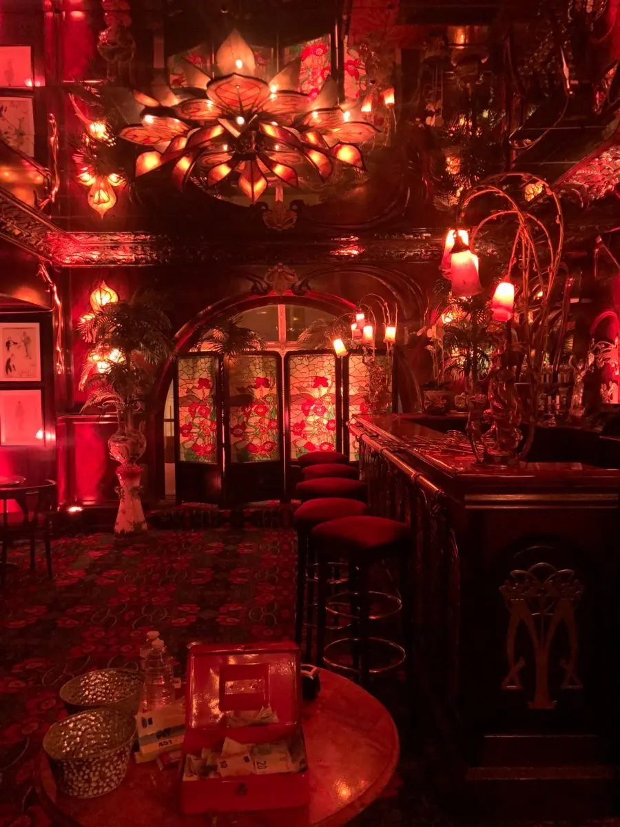 ArcticLaugh4777의 여장남자들이 운영하는 호텔