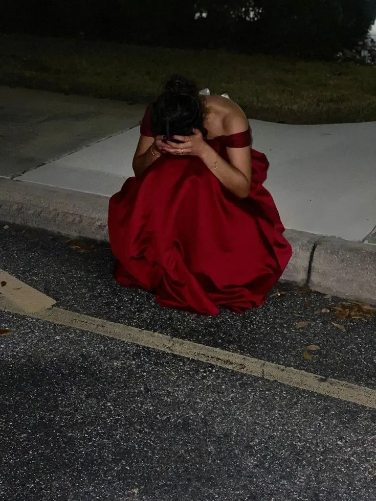 Lol456의 I'm sitting here crying in my prom dress