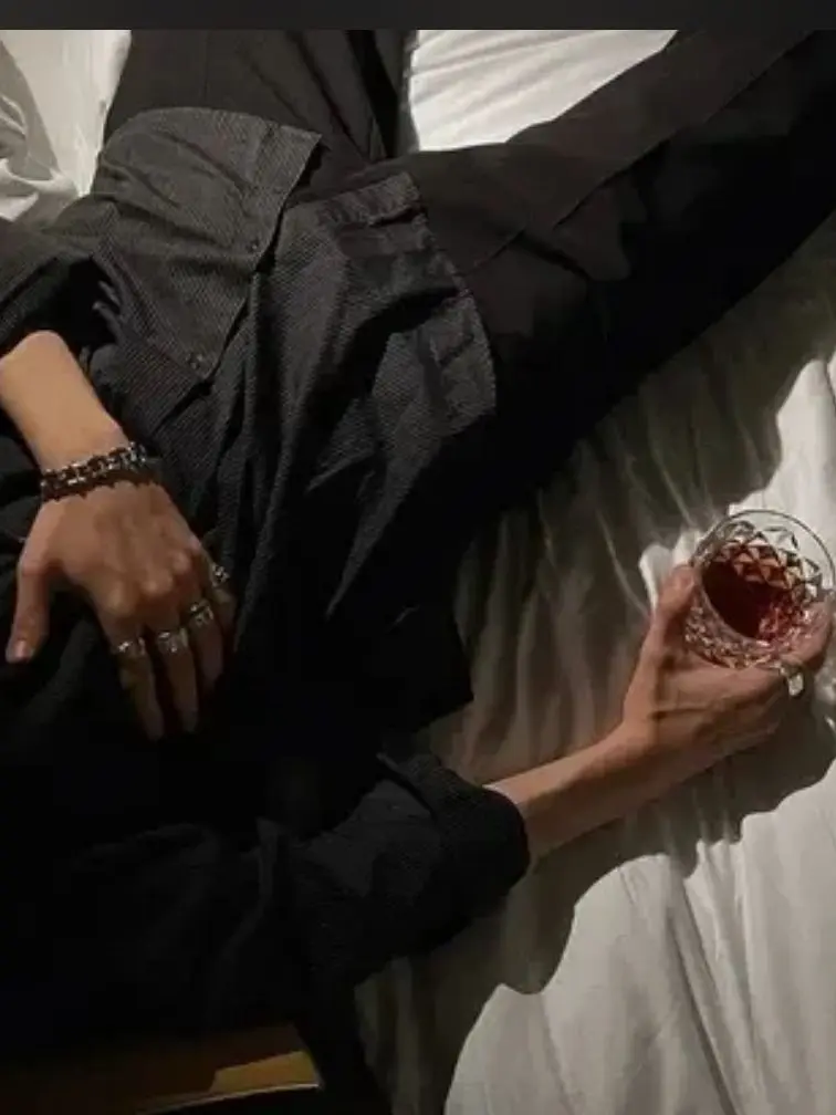 FestalHouse3673의 Vampire roommatea