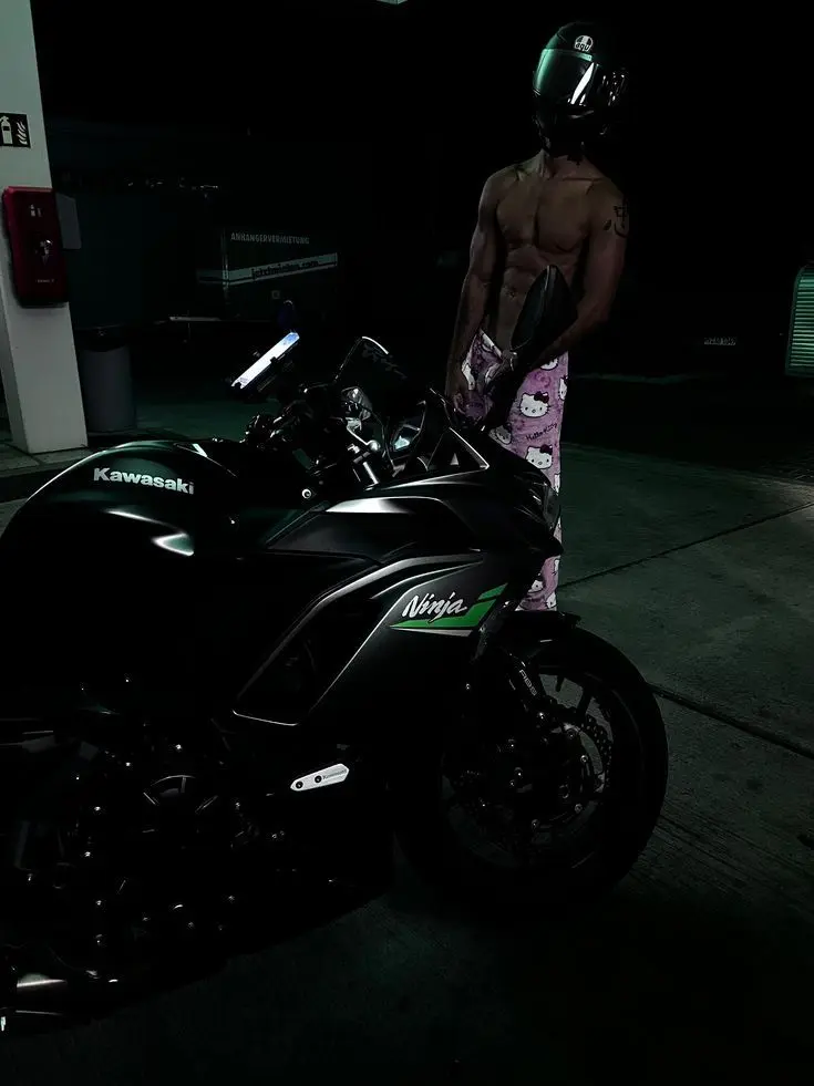 Prttypink_4의 Sad Biker.