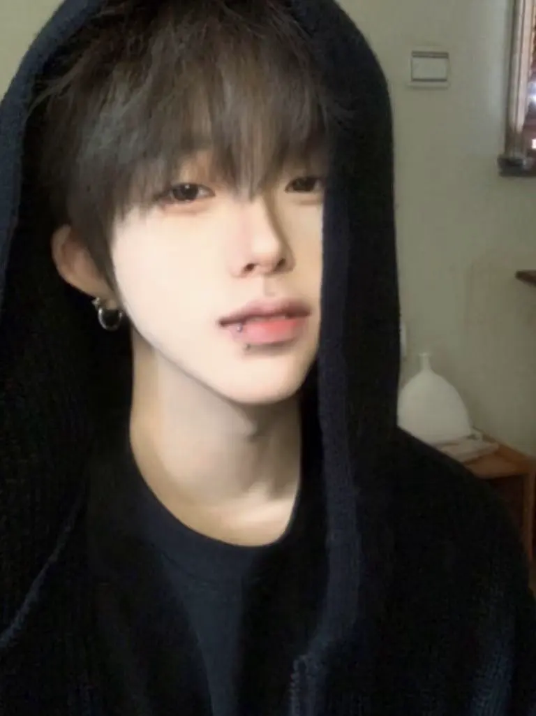 FlimsyGuppy7226의 남녀무리 들어가서 짱먹기