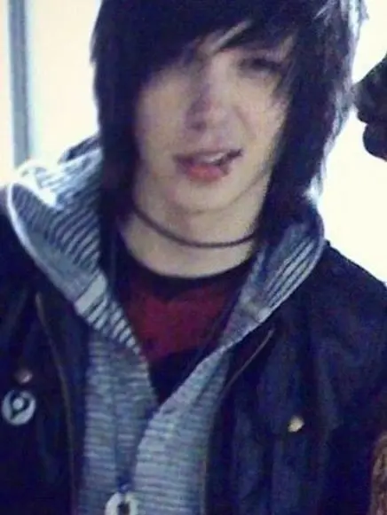 UsableWok7165의 Black Converse and Pink Lip Gloss