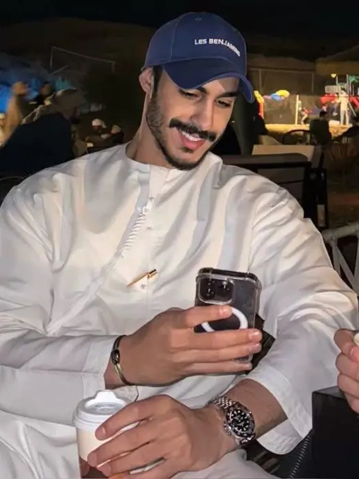 Roseehatesthenewchaiupdatee의 The emirati man.