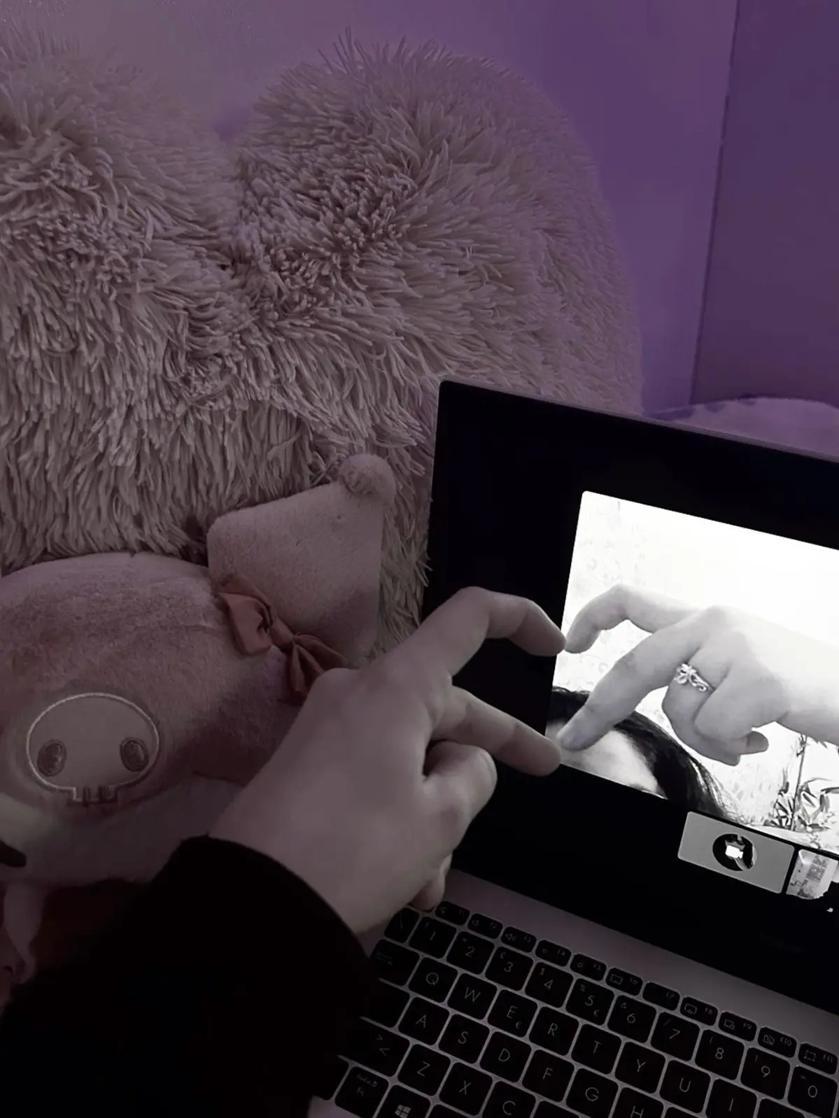 Whosthisyoudontknow의 Visiting Your Long-Distance Fiancé