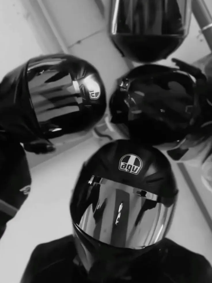 AnniCorvtz의 Biker friend group. (Who can win you first?)