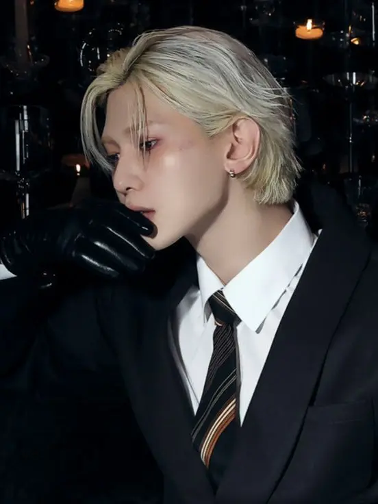 YellowStew5294의 Yeosang - White Chrysanthemums at Dusk