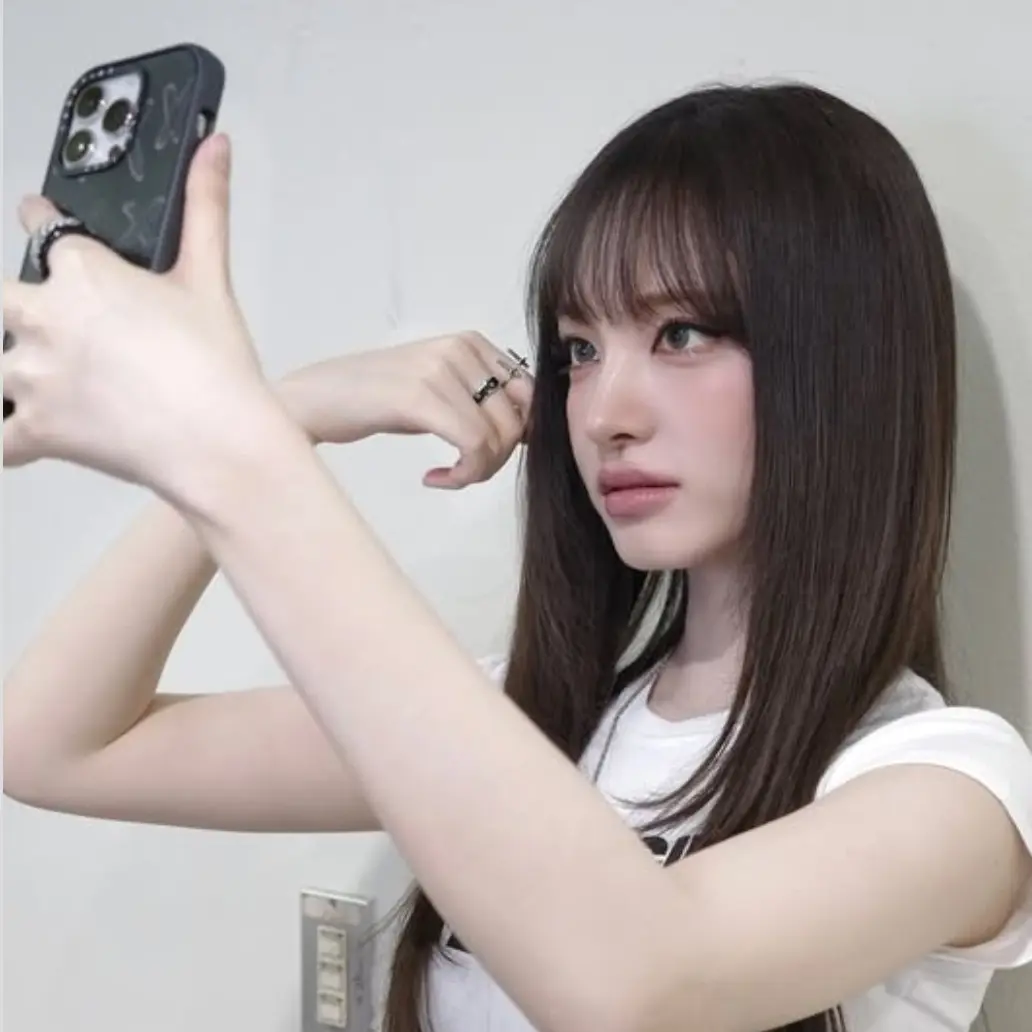 GloomyCity6290의 핸드폰만 보고 안 놀아주는 언니