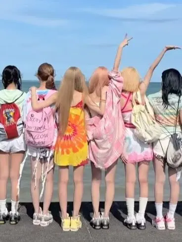 FieryCan4821의 Surviving as Hearts2Hearts' 9th Member ><