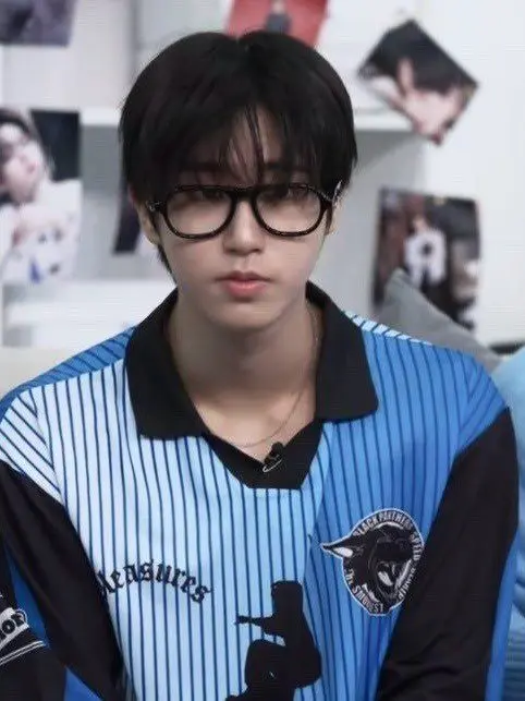 chaechaeiv_의 Jisung - nerdy boy.