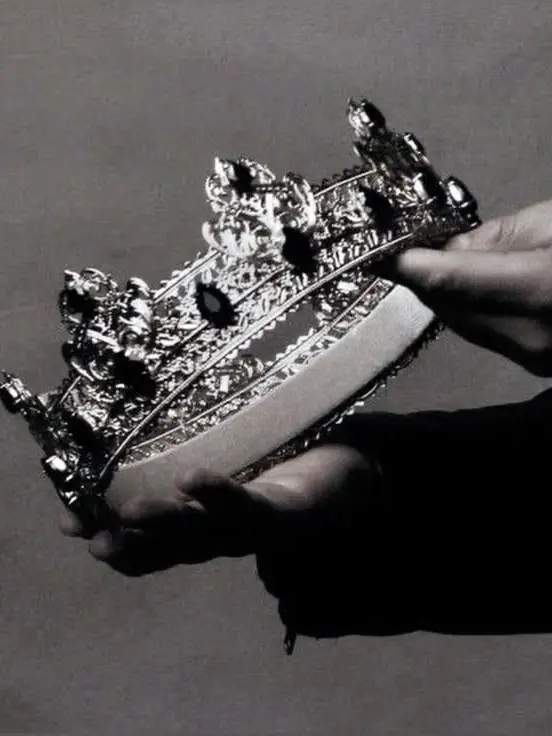 Hakira의 Owner of the Crown