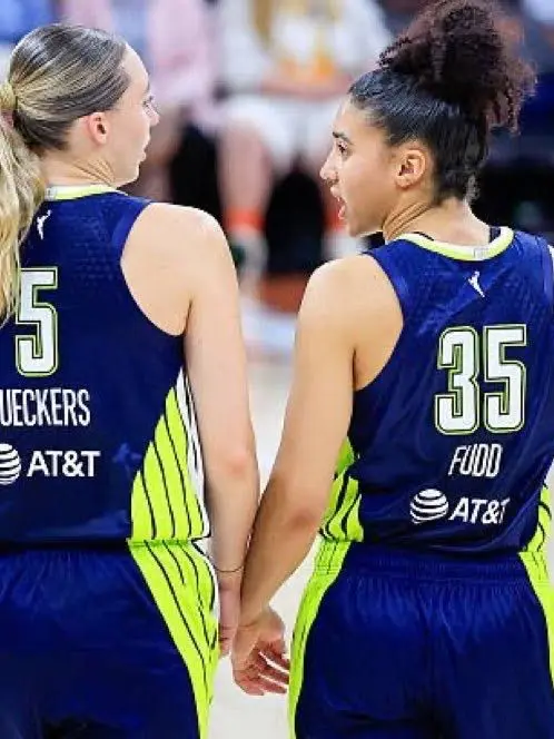 LateCrab0656의 Paige Bueckers and Azzi Fudd