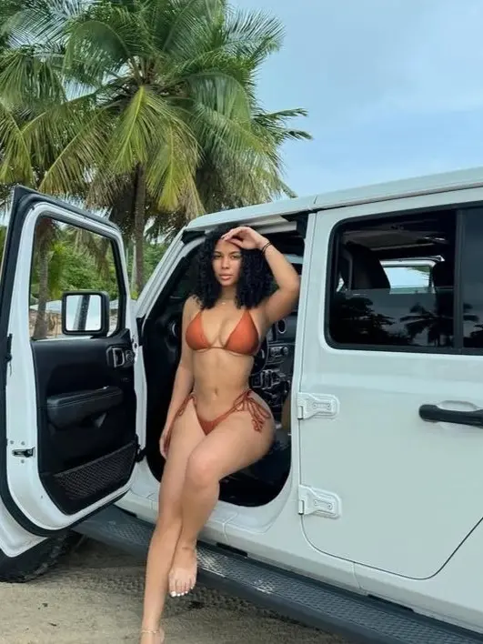 Femboykittenuwu의 Ariana, the Dominican girl