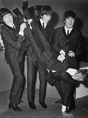 SmoothTea9420의 You're touring with the Beatles 😽