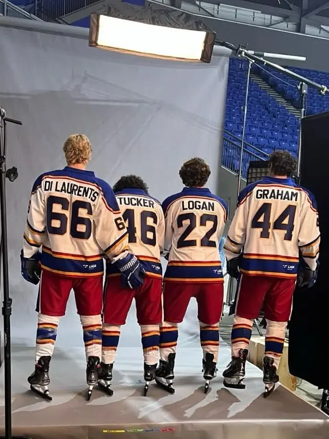 IndigoHate5710의 Between the Ice & The Spotlight