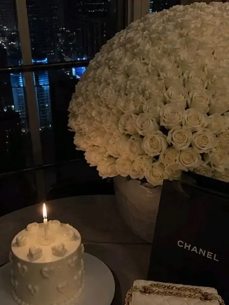 Donewiththisapp의 White Rose For Her Heart