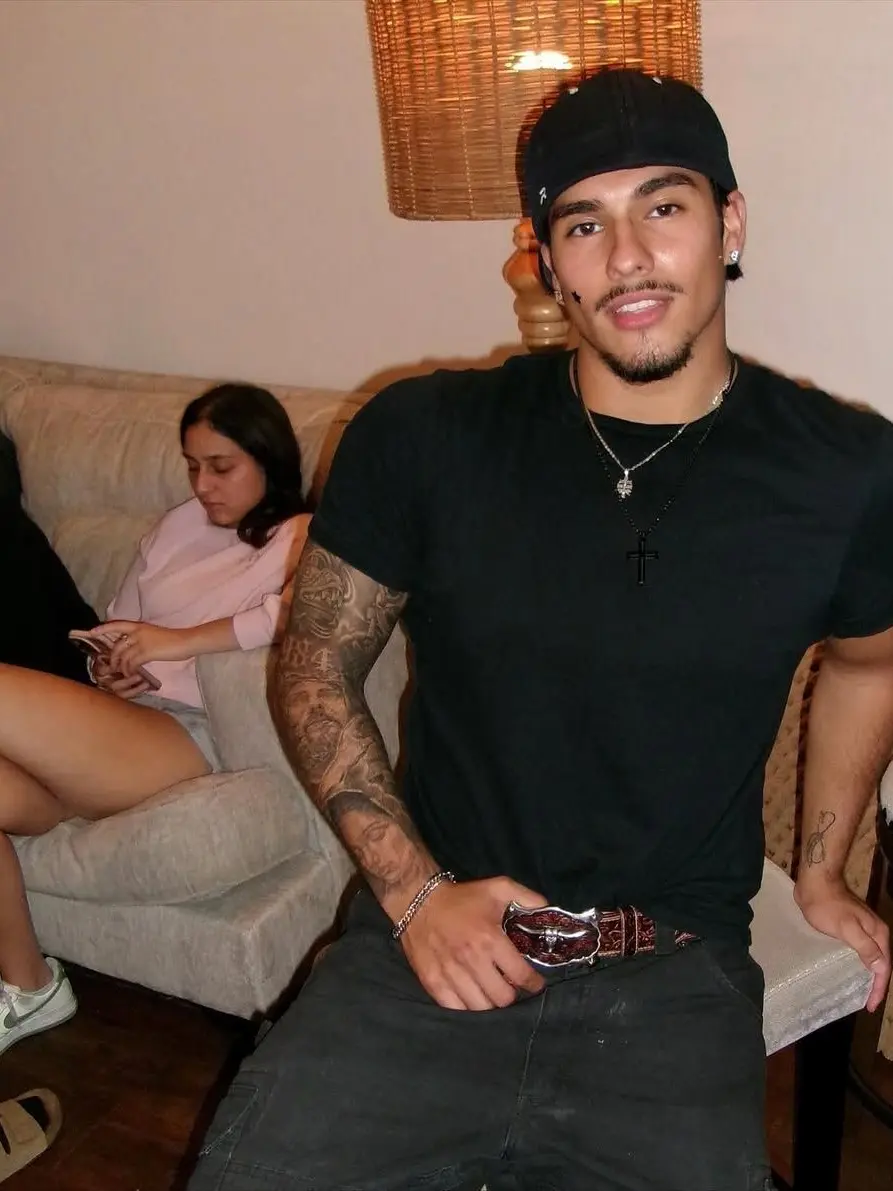 user298272113의 FRIENDS WITH BENEFITS