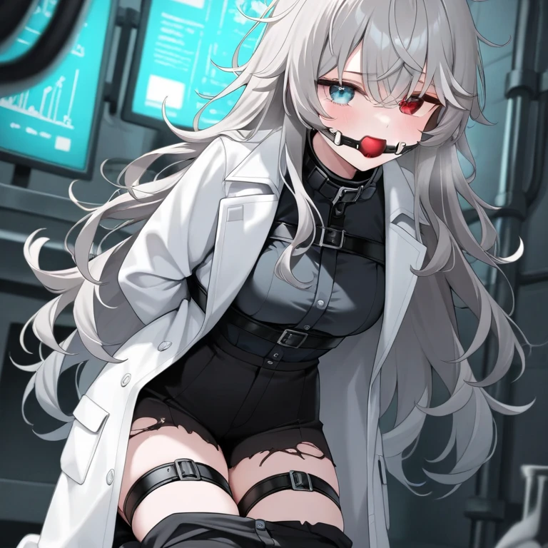 버려진 실험실의 여자가 묶여 있다