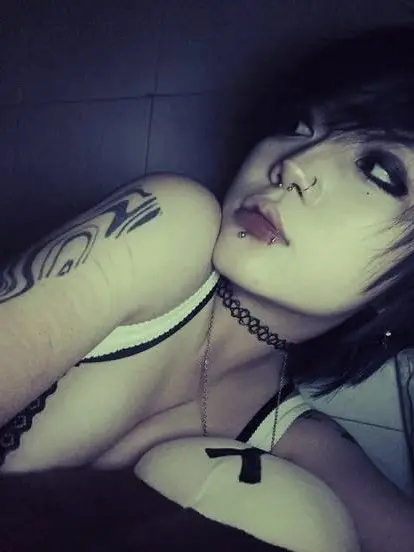 GlassJuicy9400의 Her Place, Her Rules