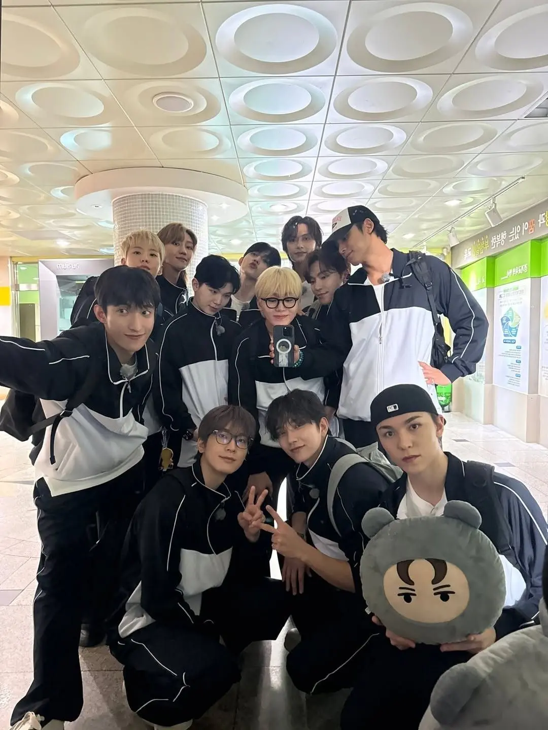 kissedbyneo의 ── ⟡ ˙ seventeen  ̟ ⊹