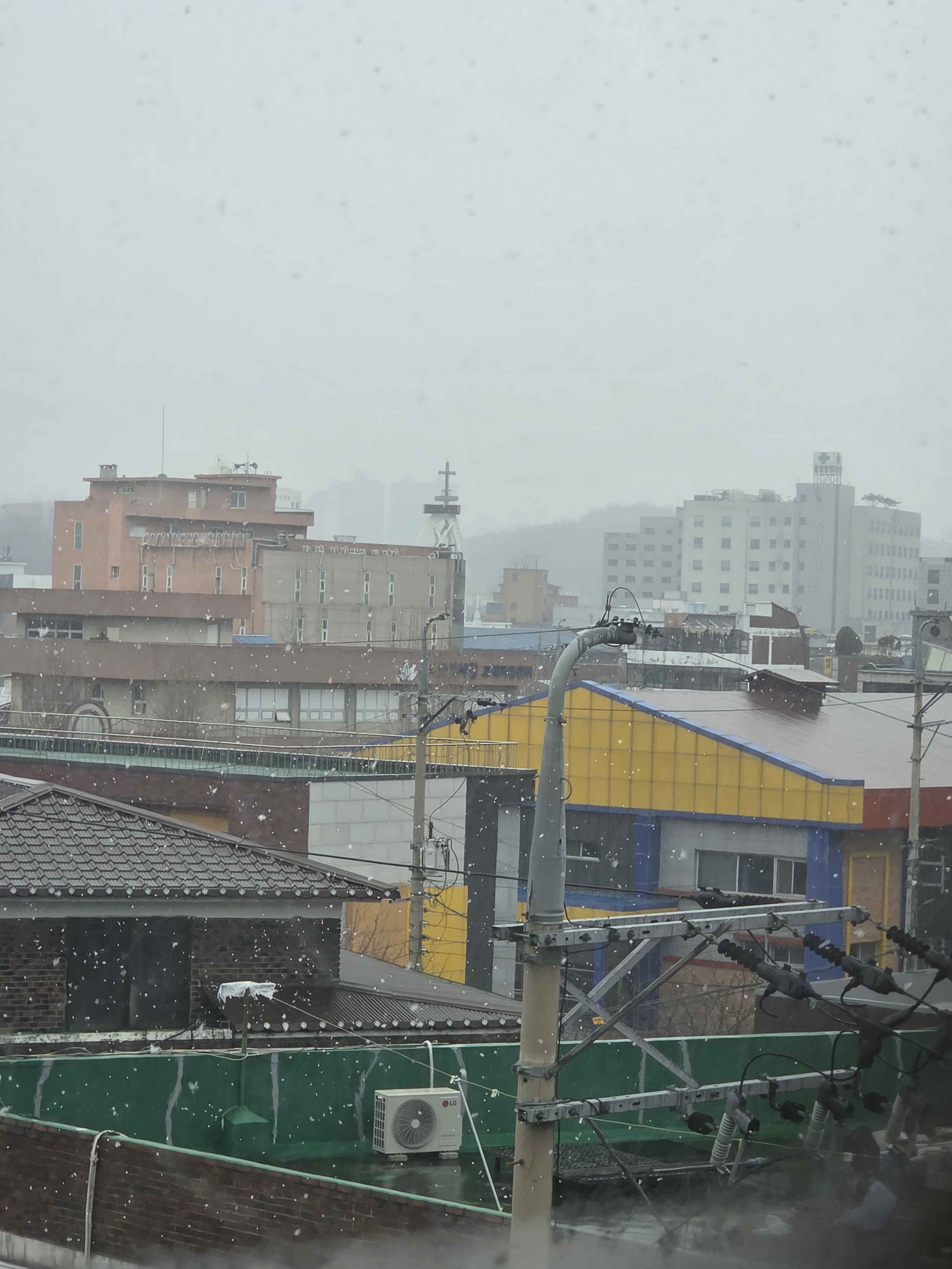 🌧️ 비가 멈추지 않는 마을 대표 이미지